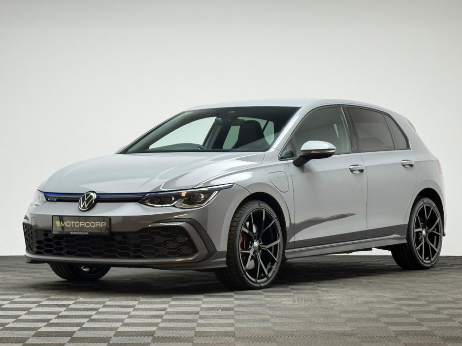 2023 Volkswagen Golf - image 3