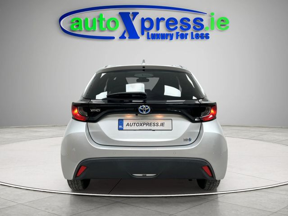 2021 Toyota Yaris - image 9