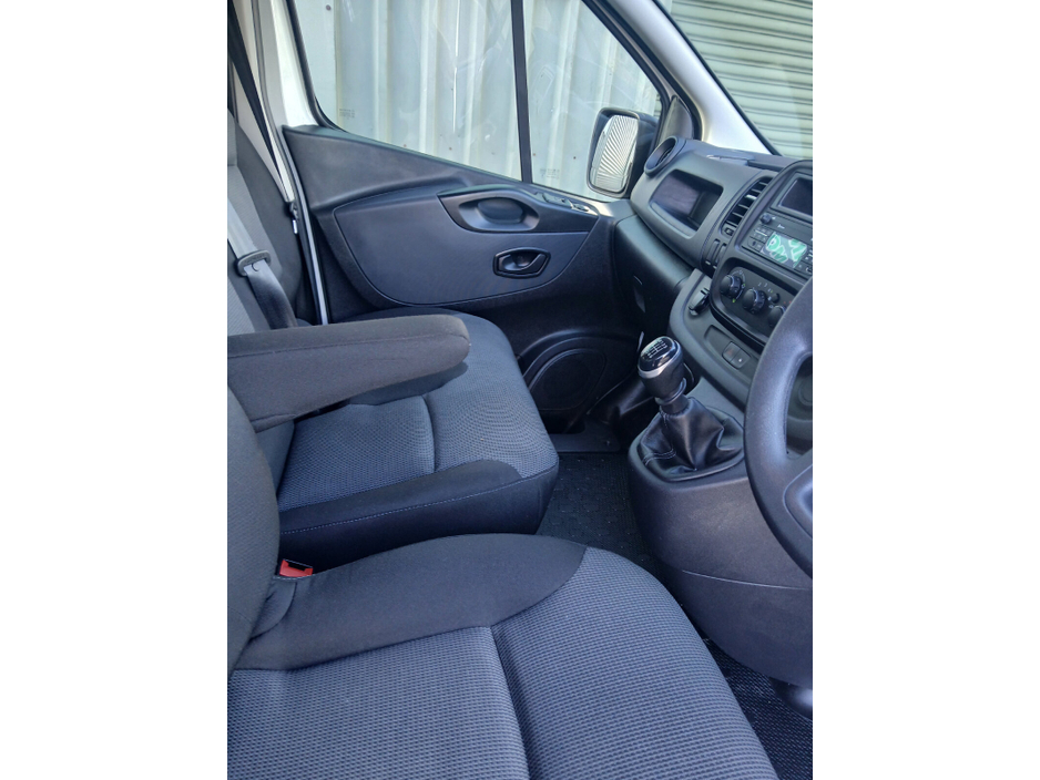 2020 Renault Trafic - image 12