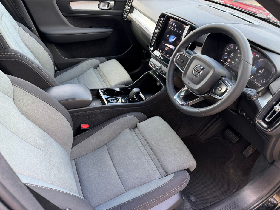 2023 Volvo XC40 - image 9