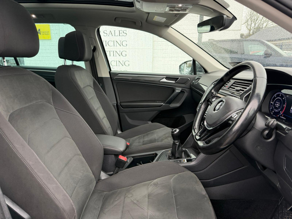2017 Volkswagen Tiguan - image 14