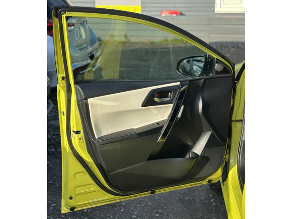 2016 Toyota Auris - image 12