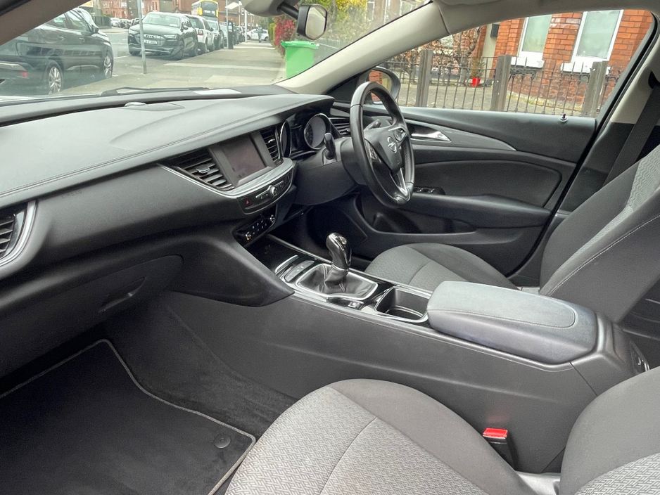 2021 Opel Insignia - image 9