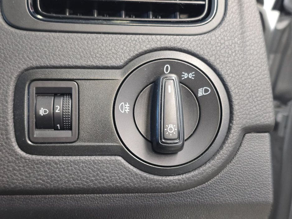 2015 Volkswagen Polo - image 14