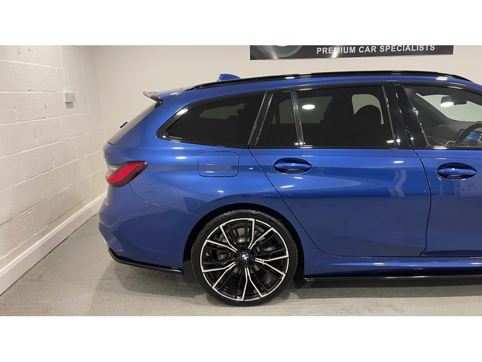 2021 BMW 3 Series - image 23