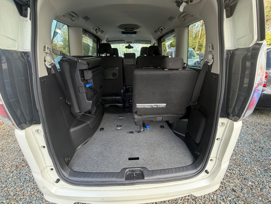 2017 Nissan Serena - image 6