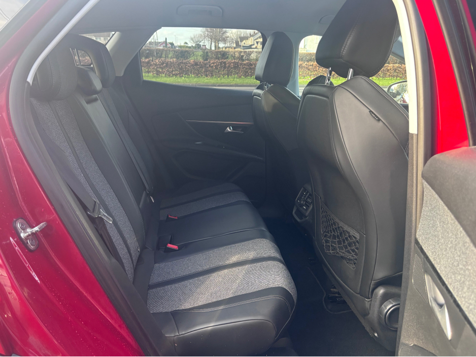 2018 Peugeot 3008 - image 5