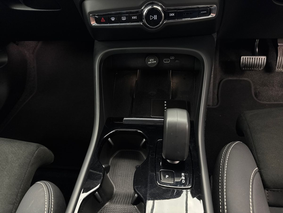 2023 Volvo XC40 - image 21