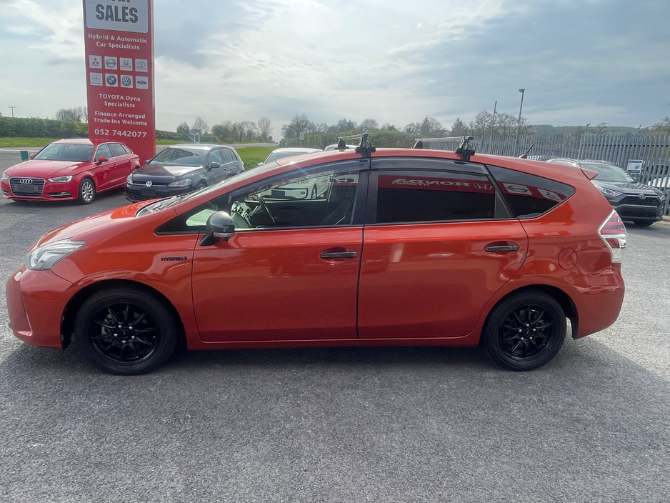 2014 Toyota Prius Alpha - image 4