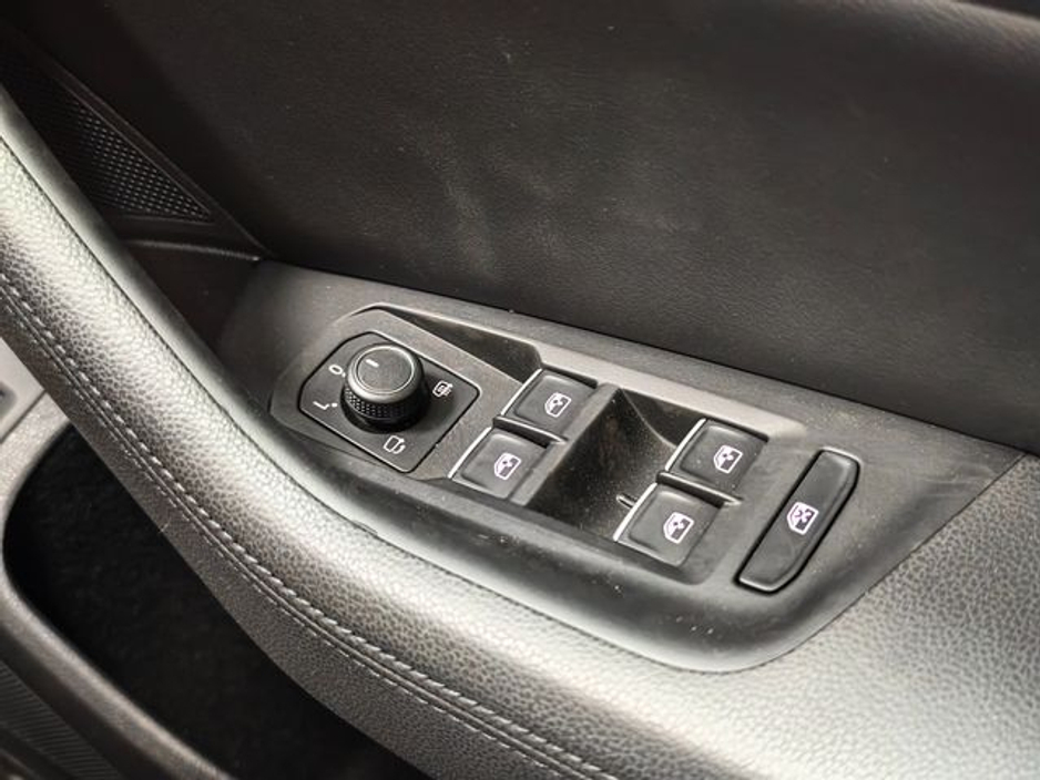 2018 Volkswagen Passat - image 25