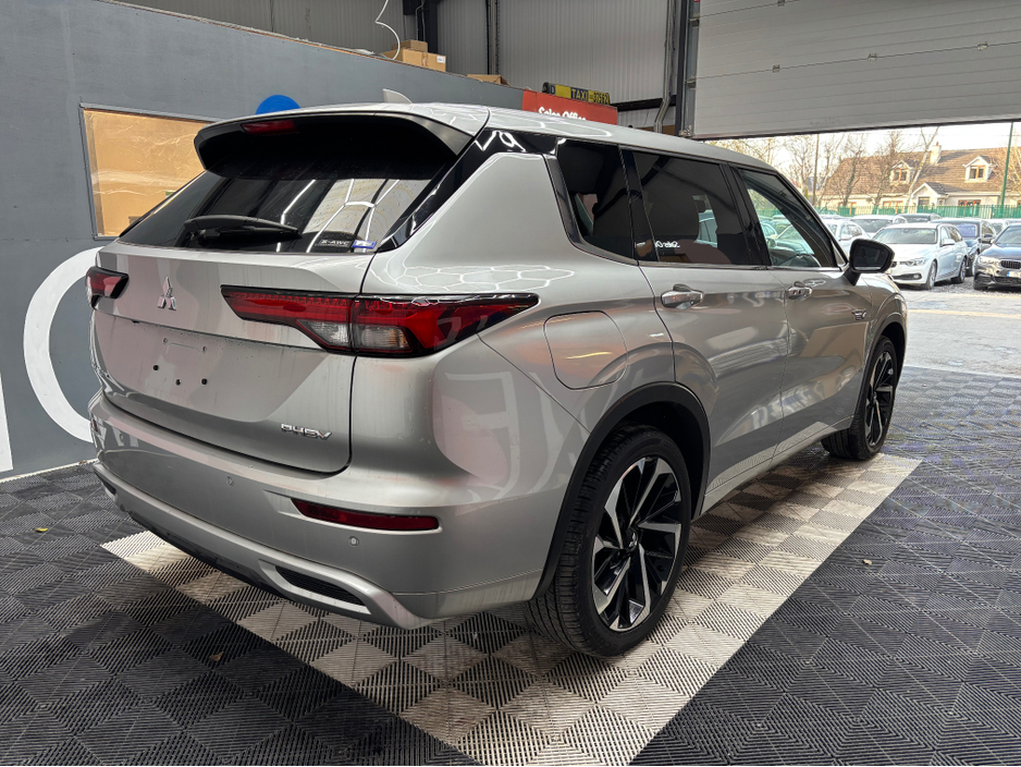2024 Mitsubishi Outlander - image 2