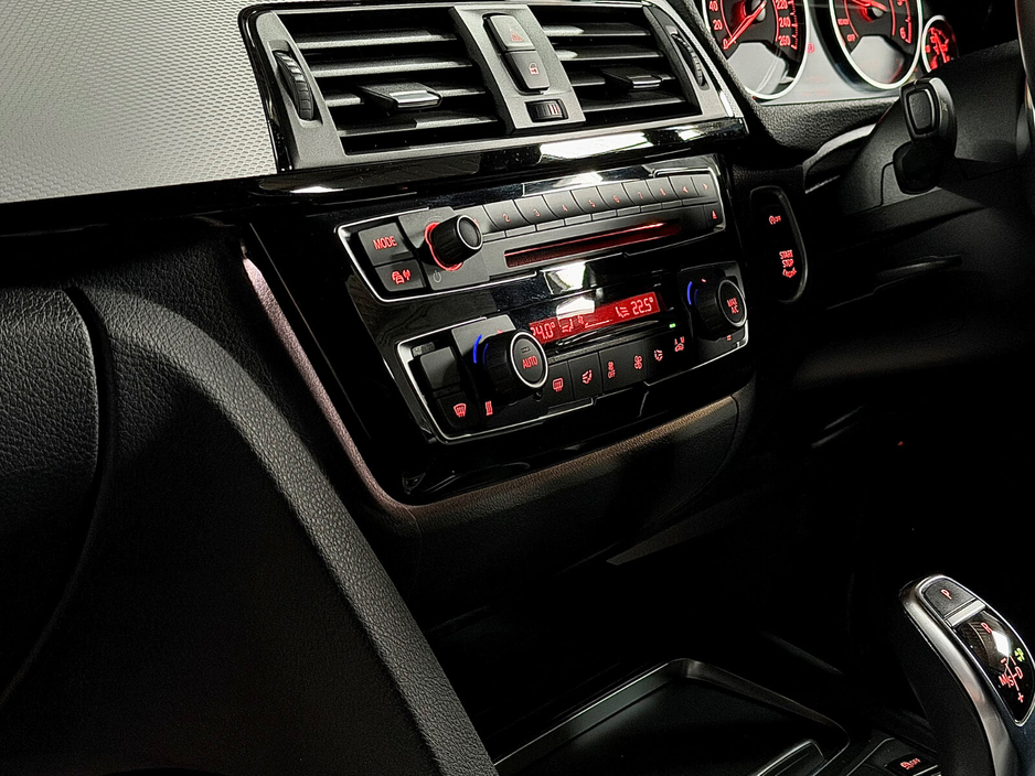 2017 BMW 3 Series - image 38