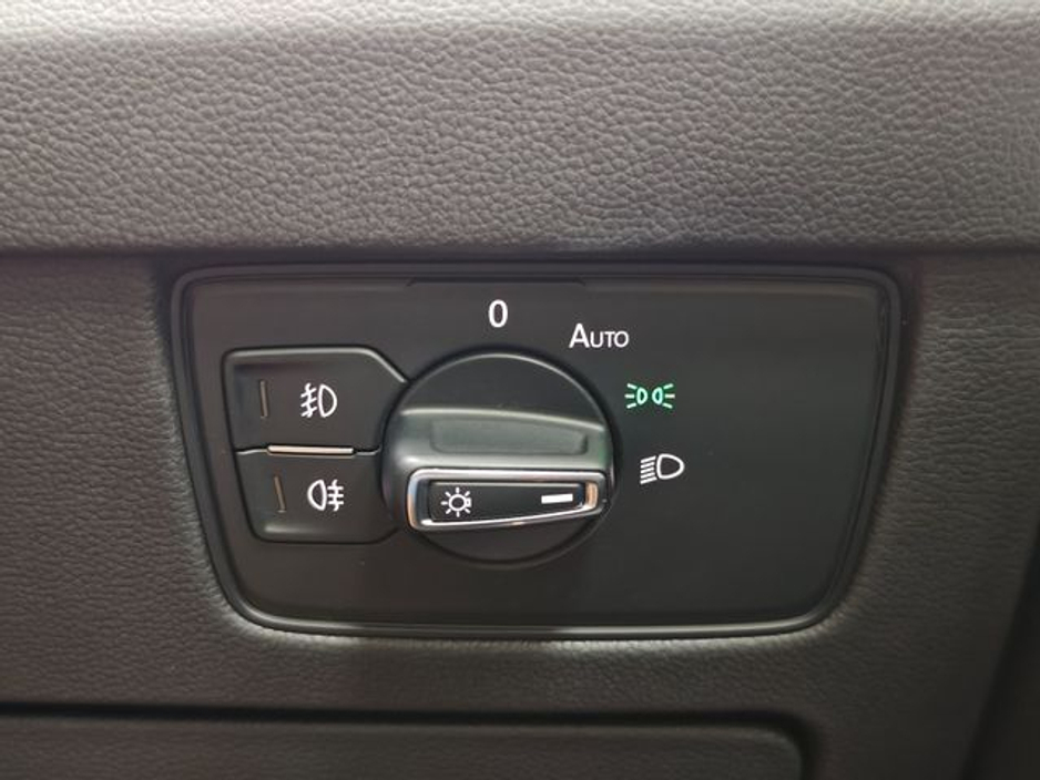 2018 Volkswagen Passat - image 36