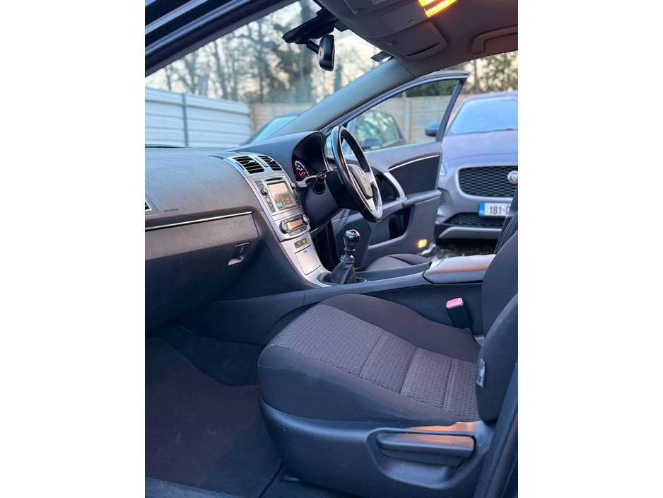 2012 Toyota Avensis - image 25