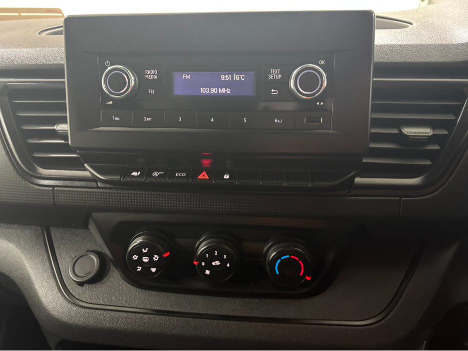 2024 Renault Trafic - image 15