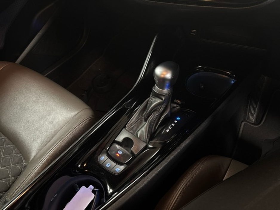2020 Toyota C-HR - image 14