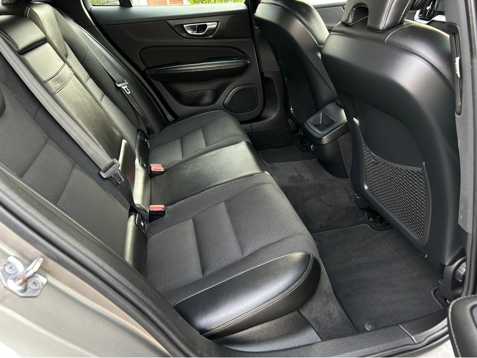 2018 Volvo V60 - image 20