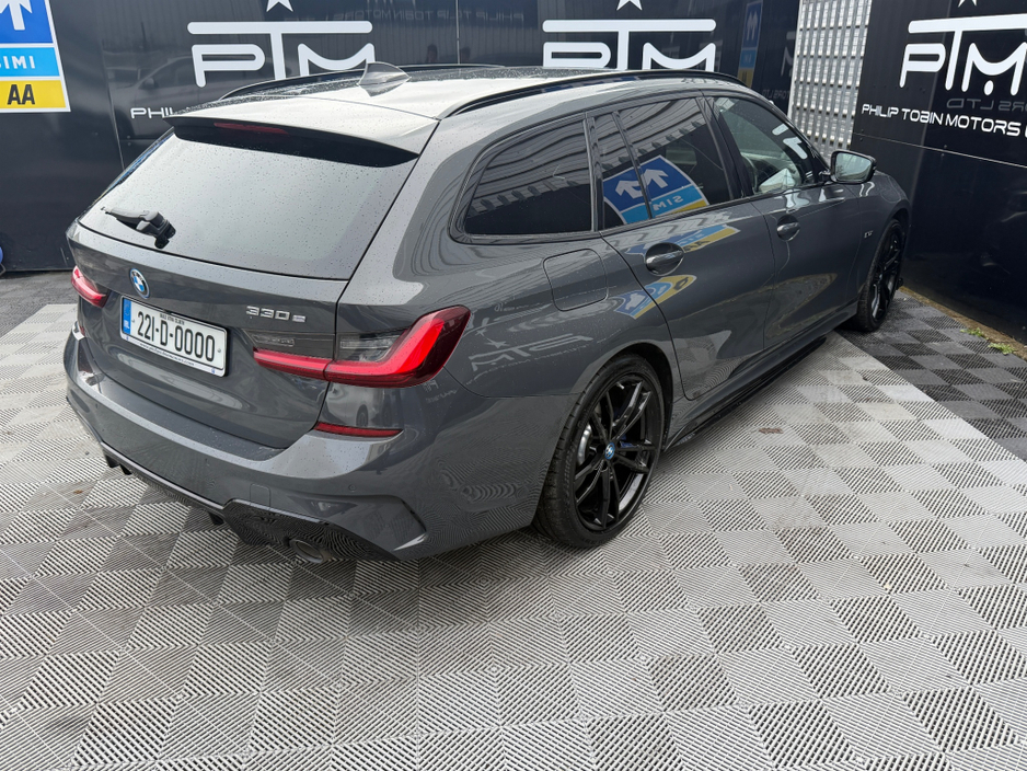 2022 BMW 3 Series - image 9