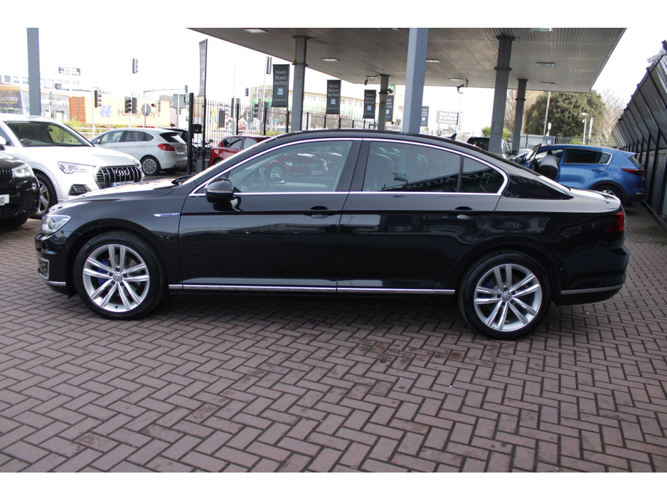 2016 Volkswagen Passat - image 7