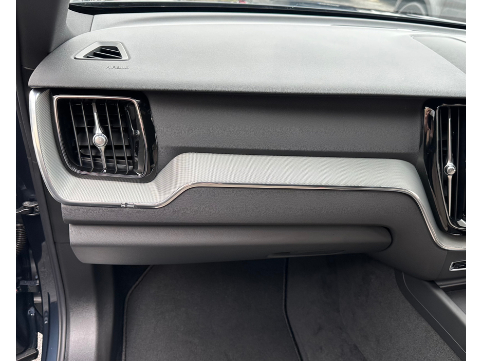 2025 Volvo XC60 - image 18