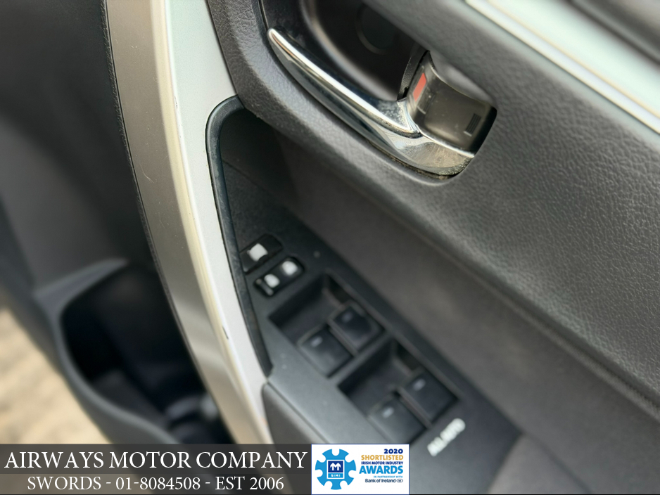 2016 Toyota Corolla - image 12