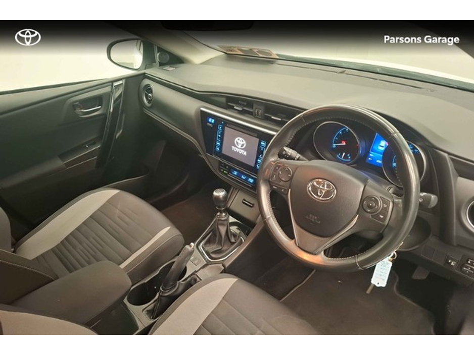 2016 Toyota Auris - image 7