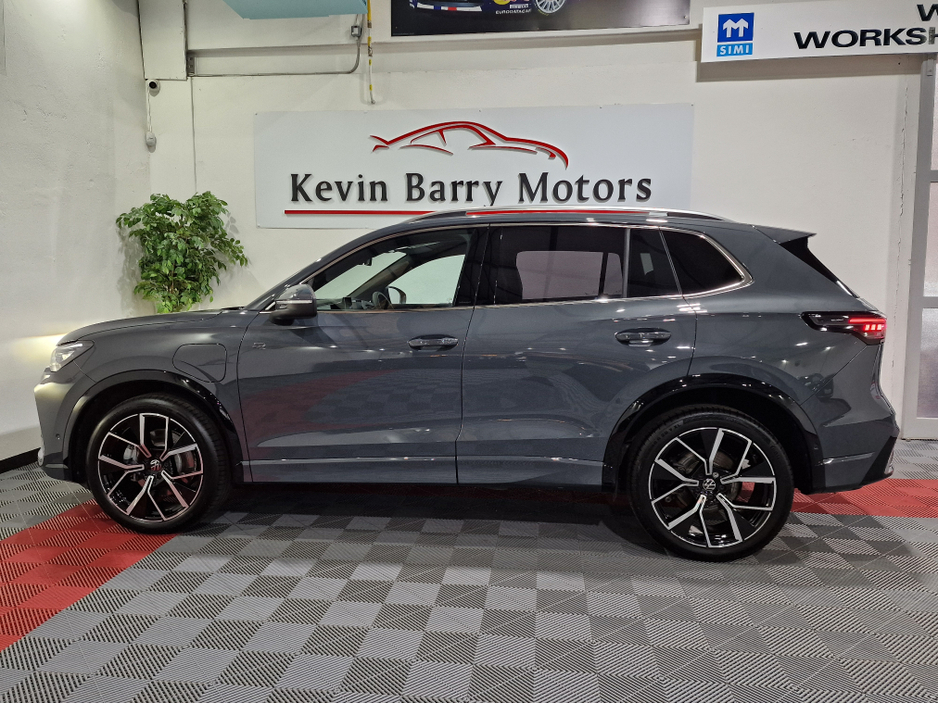 2025 Volkswagen Tiguan 1.5TSi PHEV R-LINE AUTOMATIC **ONE OWNER / NEW MODEL / APPLE CARPLAY / ADAPTIVE CRUISE CONTROL / BLIND SPOT ASSIST / HEATED & MASSAGE FRONT SEATS / HEATED STEERING WHEEL / WIRELESS PHONE CHARGING** €50,900