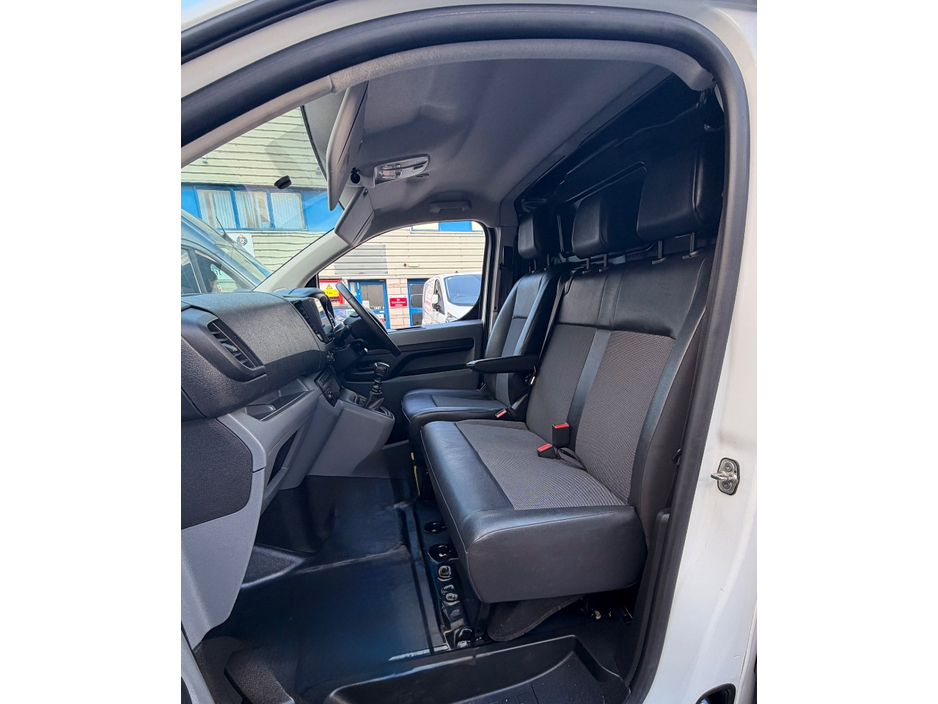 2022 Opel Vivaro - image 13