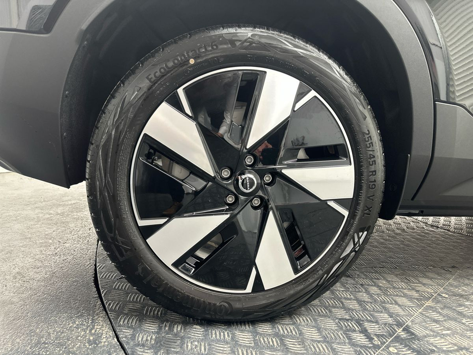 2026 Volvo EX40 - image 5