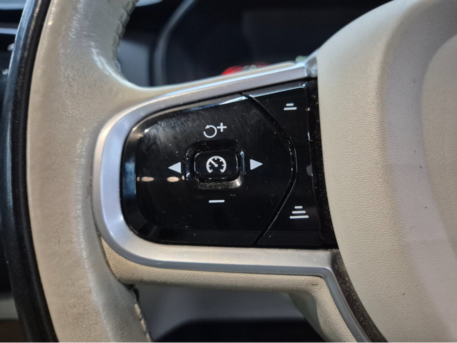 2019 Volvo XC90 - image 9