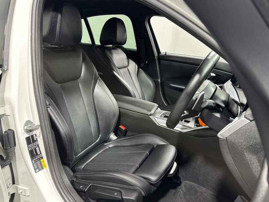 2025 BMW 3 Series - image 10