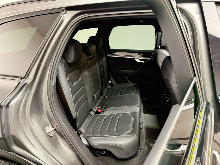 2020 Volkswagen Touareg - image 14