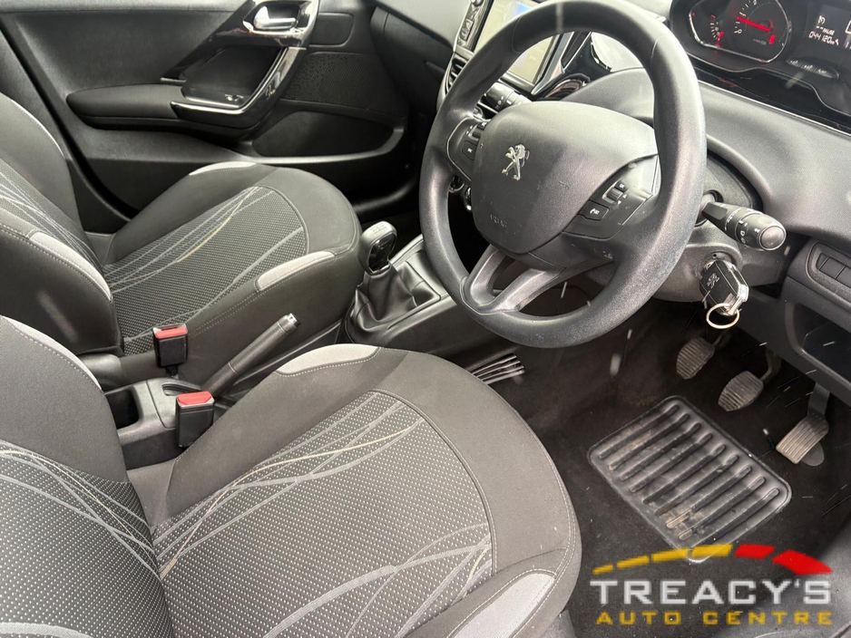 2014 Peugeot 208 - image 4