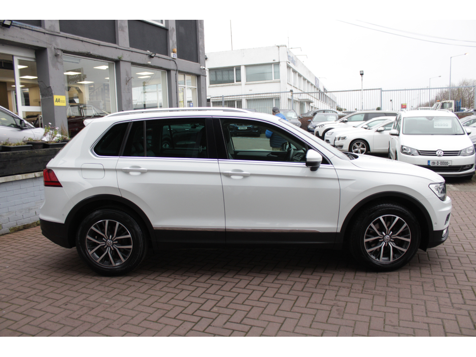 2017 Volkswagen Tiguan - image 3