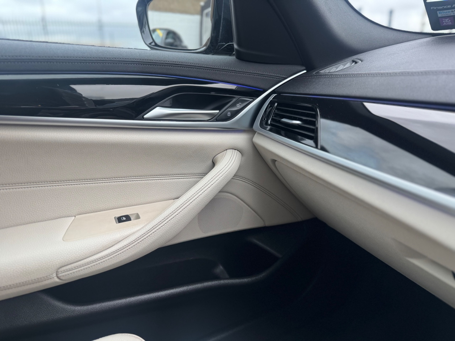 2022 BMW 5 Series - image 18
