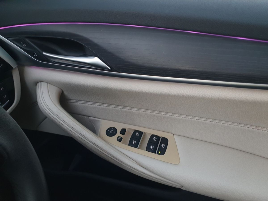 2021 BMW 5 Series - image 21