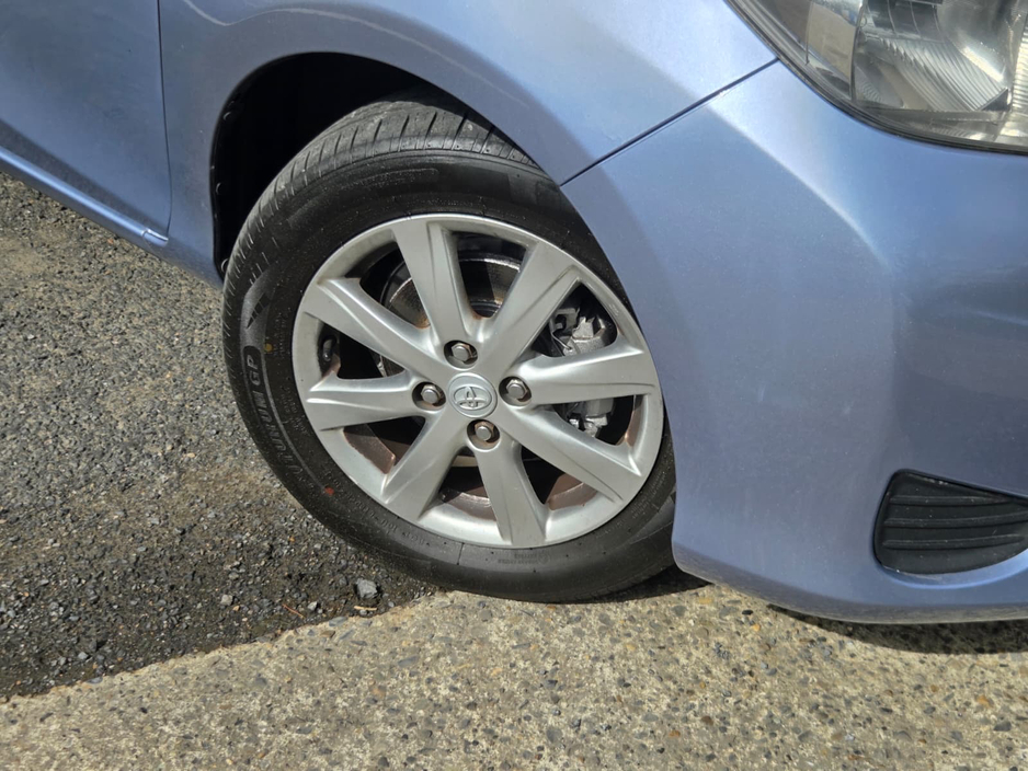 2013 Toyota Yaris - image 11