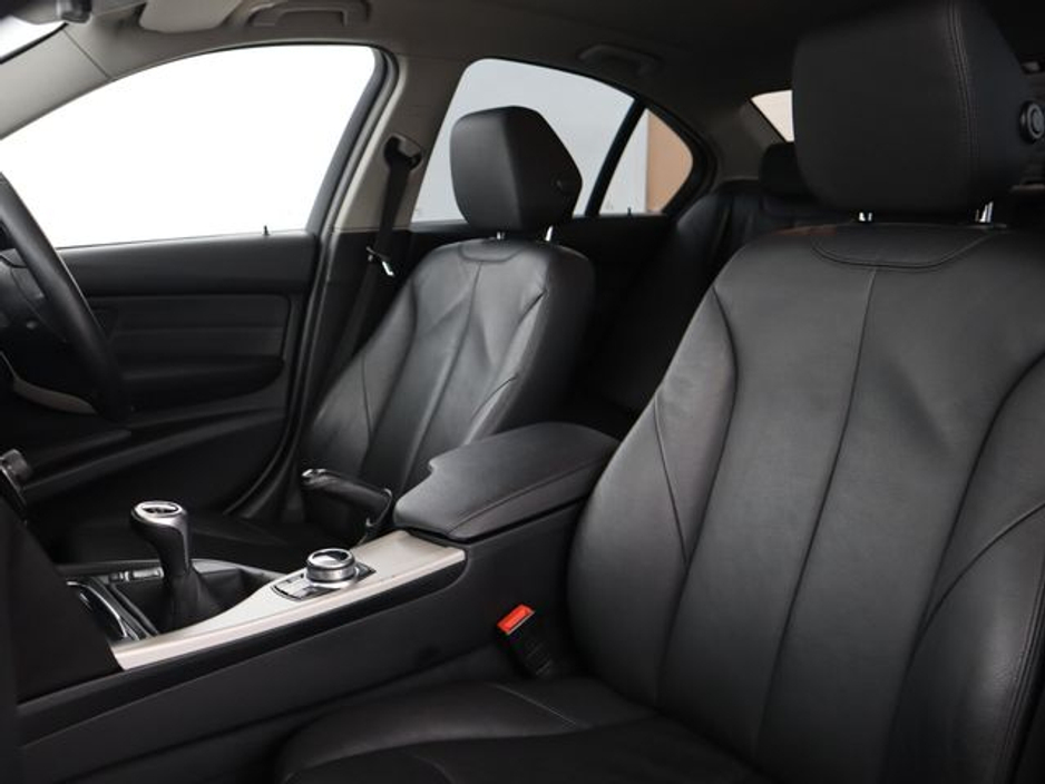 2017 BMW 3 Series - image 18