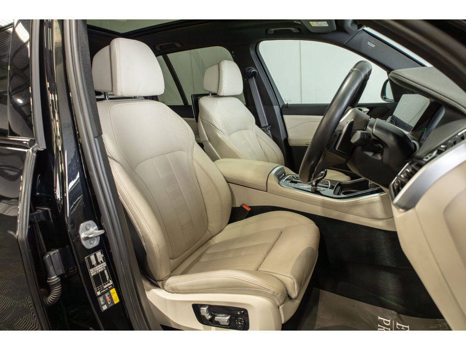2022 BMW X5 - image 10