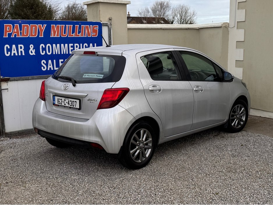 2016 Toyota Yaris - image 6