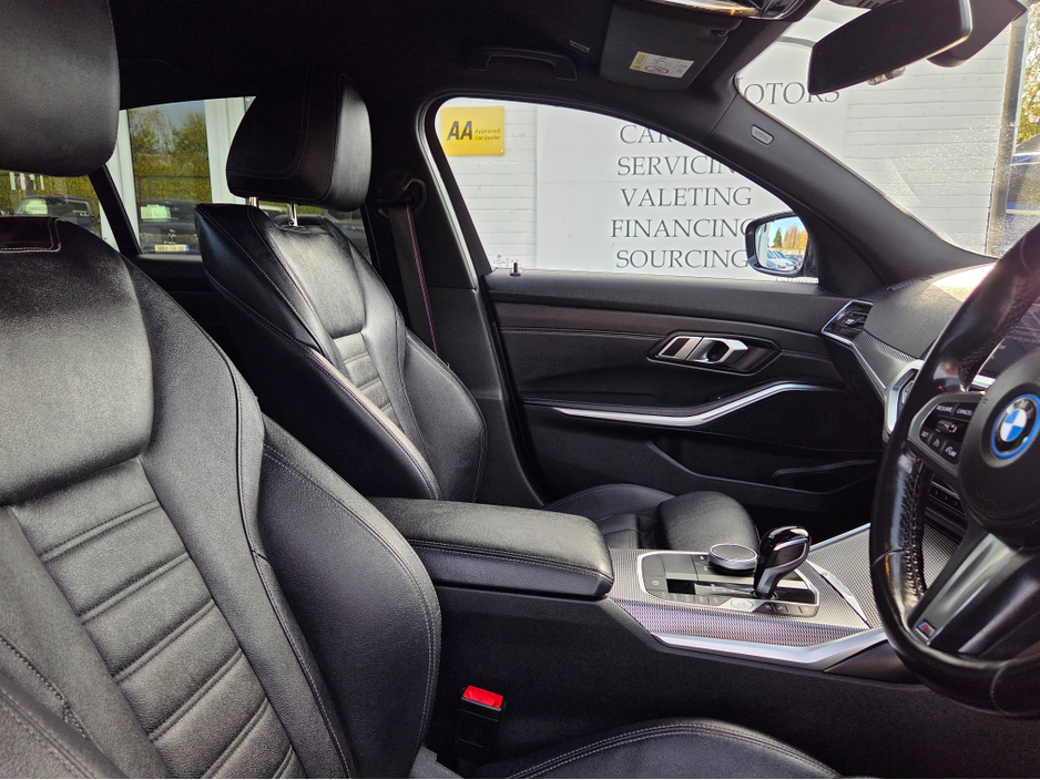 2021 BMW 3 Series - image 9