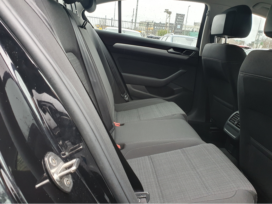 2021 Volkswagen Passat - image 27