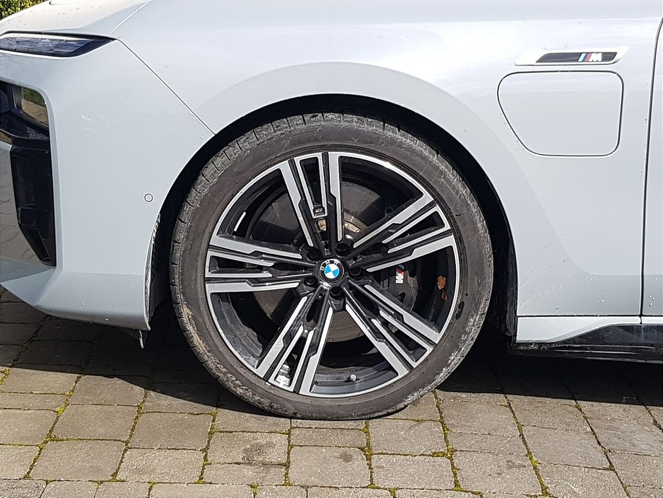 2025 BMW 7 Series - image 12