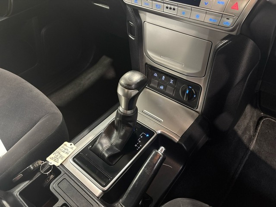 2018 Toyota Landcruiser - image 15