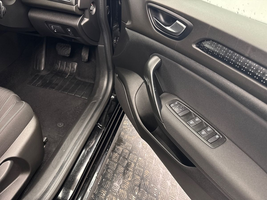 2021 Renault Megane - image 11