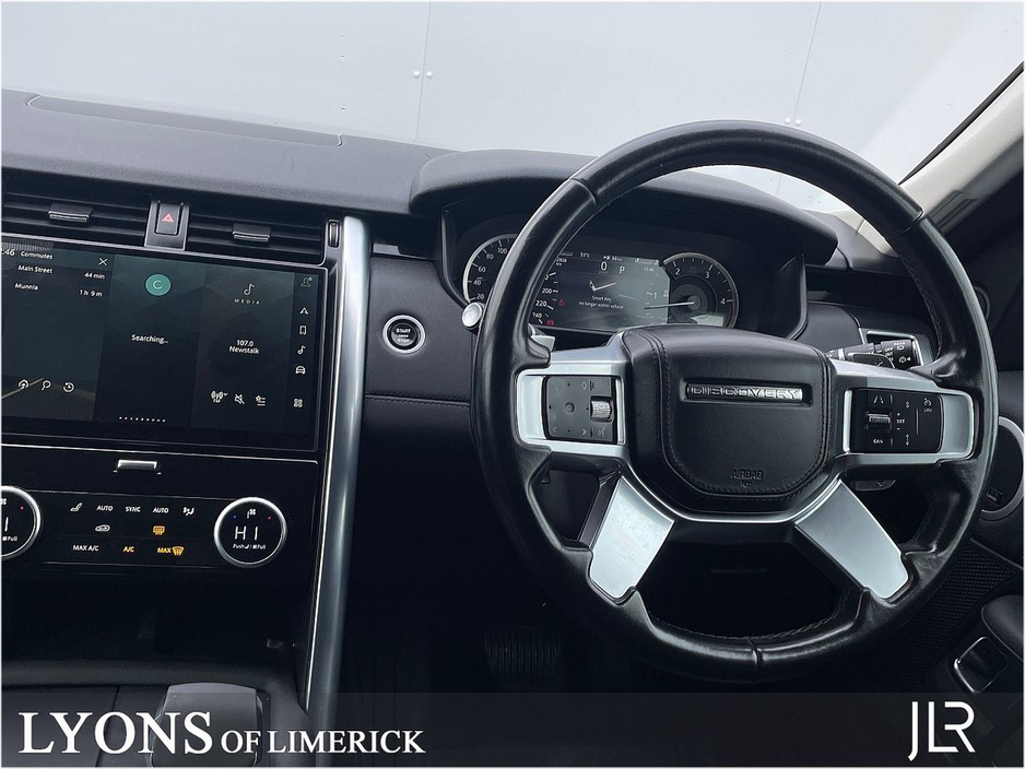 2022 Land Rover Discovery - image 4