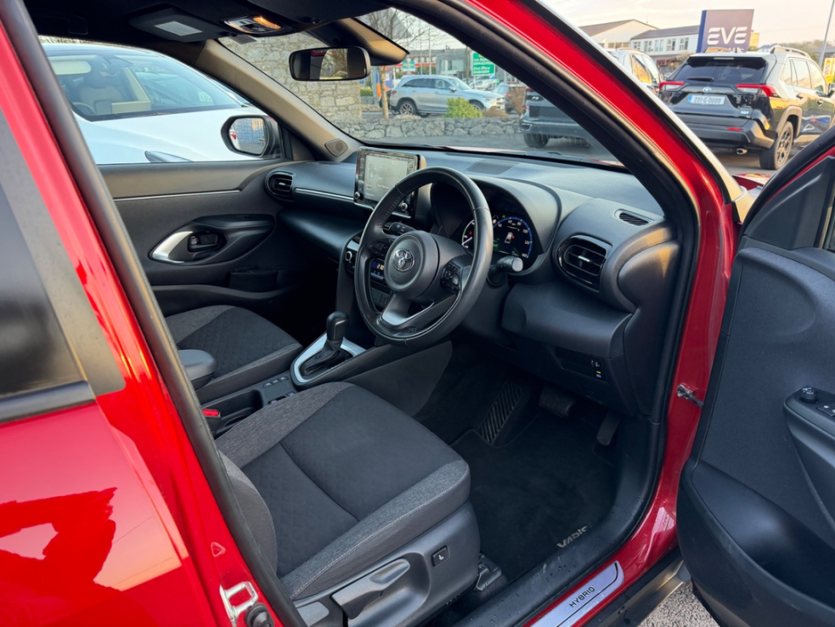 2023 Toyota Yaris Cross - image 2