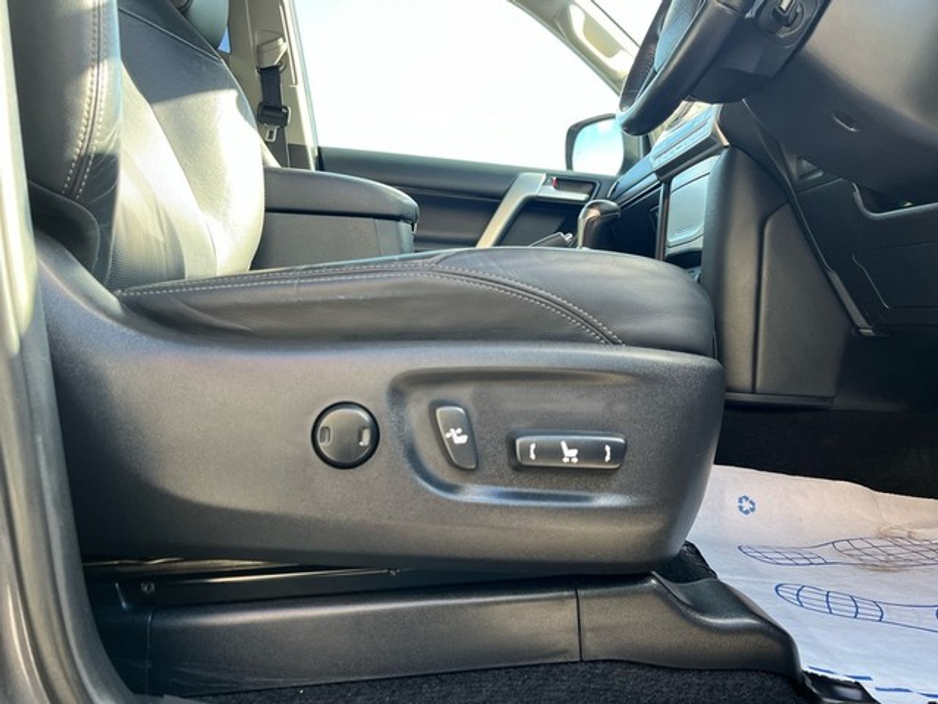 2019 Toyota Landcruiser - image 11