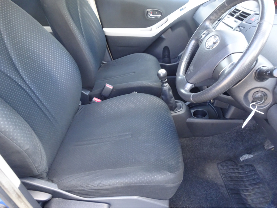 2010 Toyota Yaris - image 11