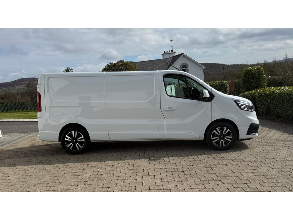 2024 Renault Trafic - image 6